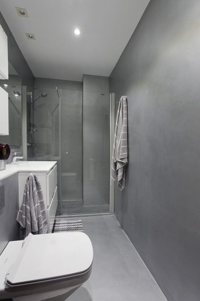 Baño con acabado en microcemento