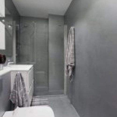 Baño con acabado en microcemento