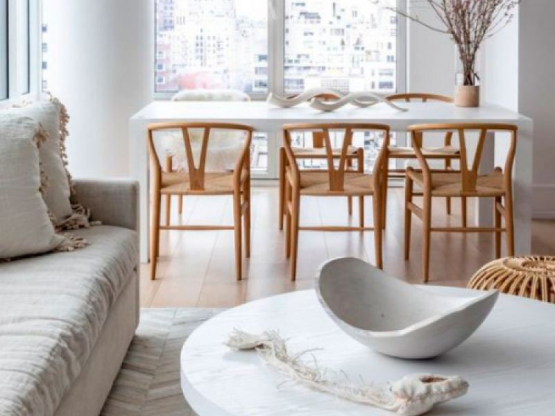 Salón con mesa y sillas blancas