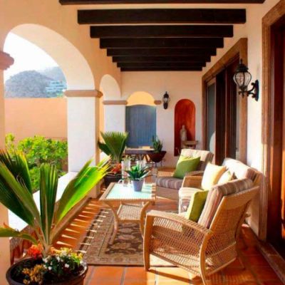 Terraza exterior con sillas y mesa